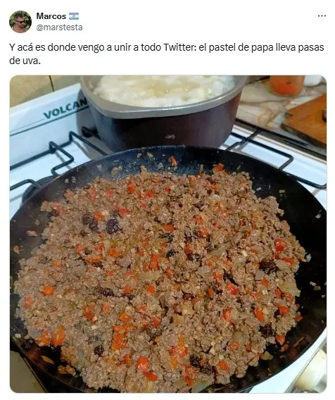 pastel de papas, aceitunas, pasas de uvas, 